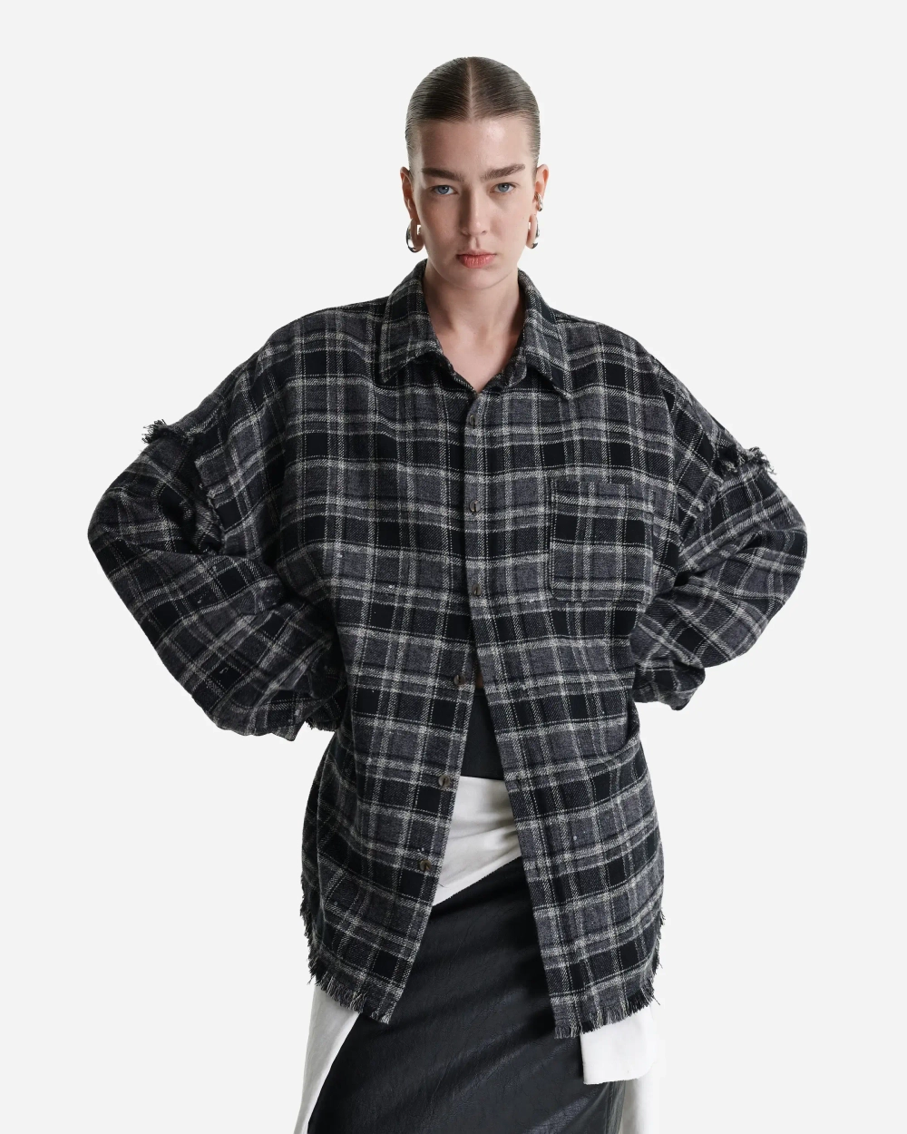 Рубашка в клетку с необработанным краем серо-черная