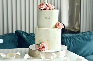 Торт  мраморный и с пионовидными розами "love" №1080