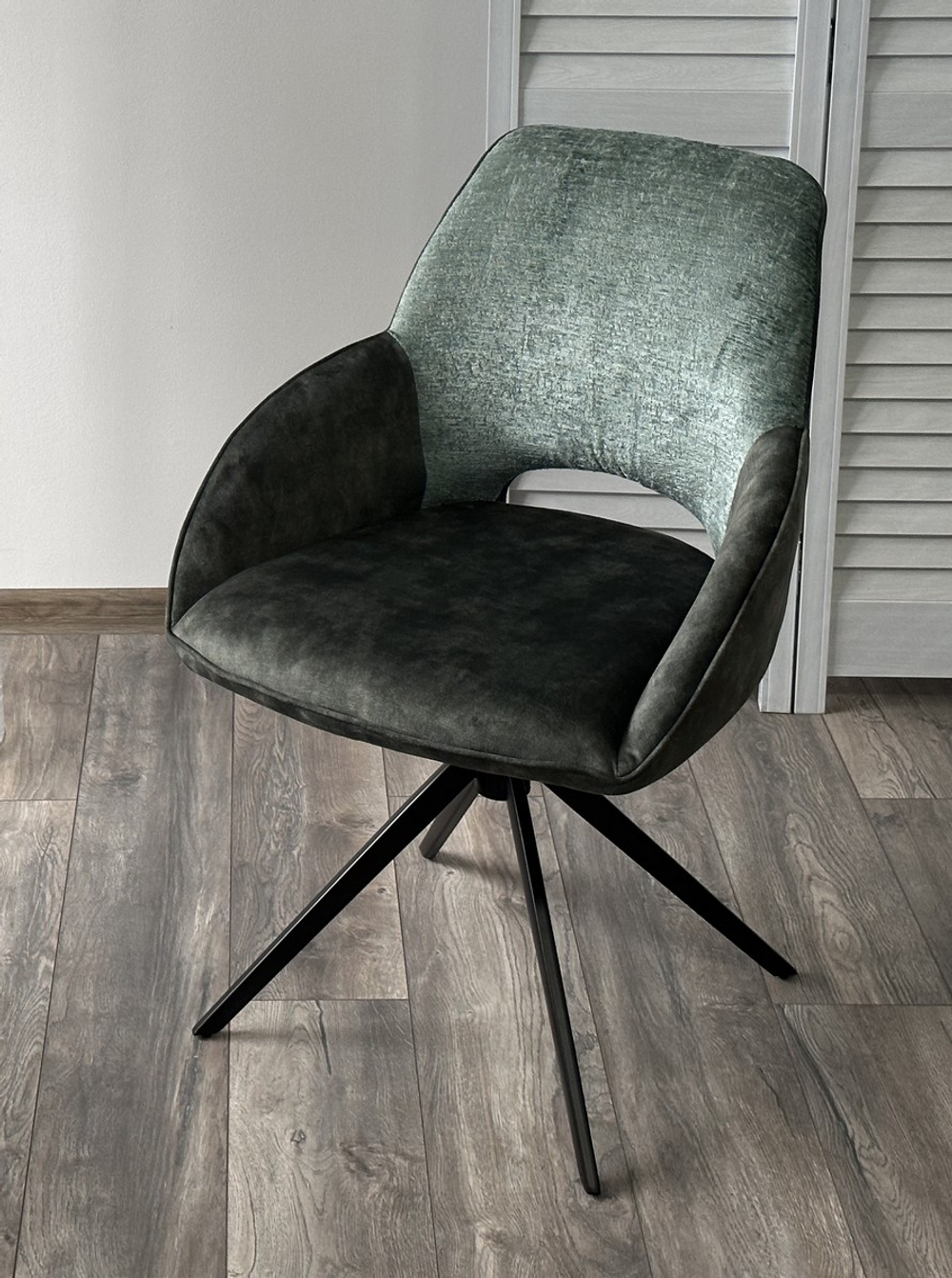 Стул М-City DISAUR Беррис (Berries) поворотный на 360 градусов, Зеленый Loris-39, Тем-Зеленый 7525-156, Велюр, Черный каркас