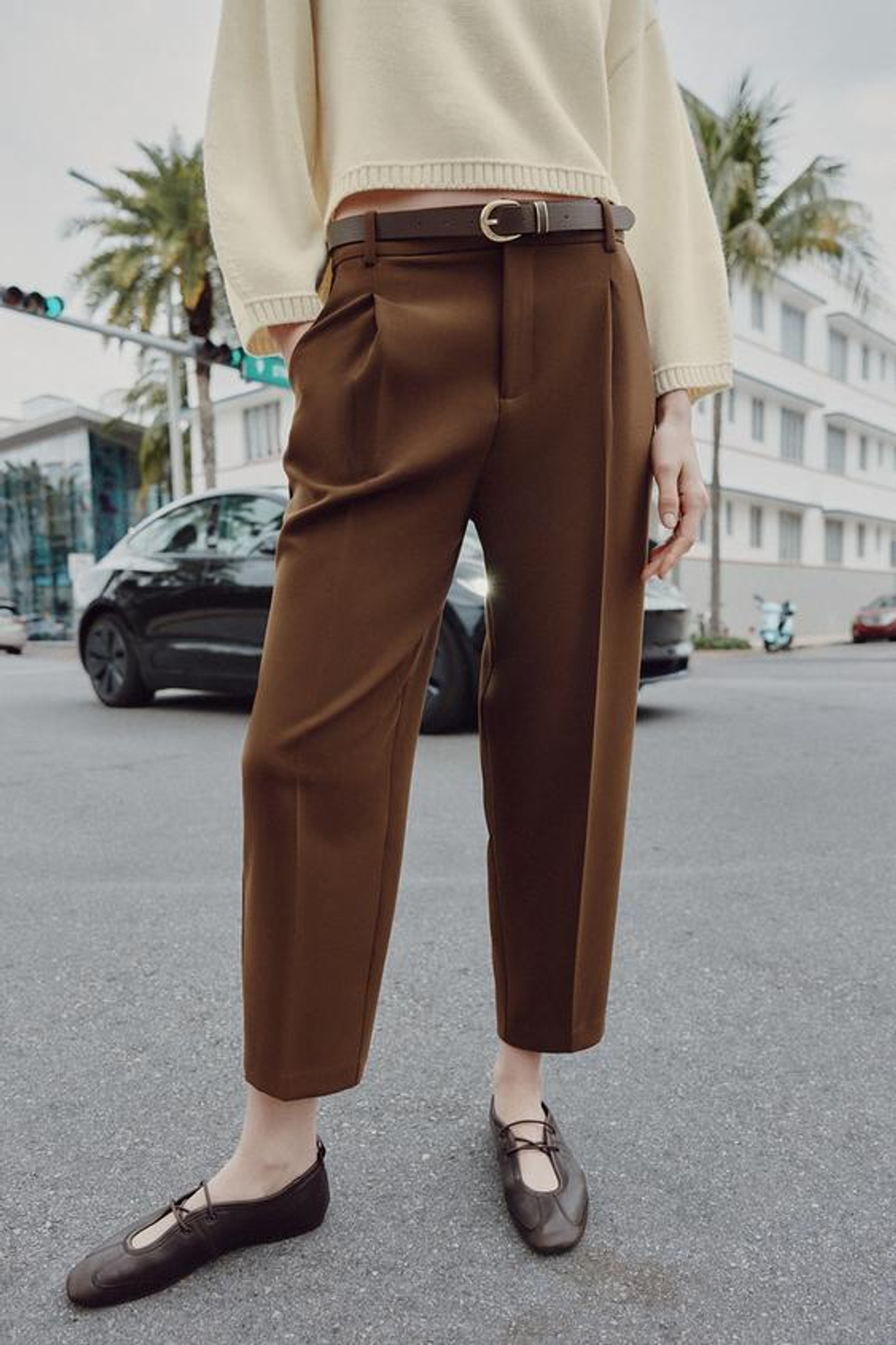 ZARA БРЮКИ С ЗАЩИПАМИ И РЕМНЕМ, КОРИЧНЕВЫЙ