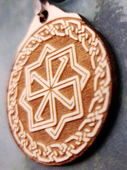 Кулон из дерева Молвинец
