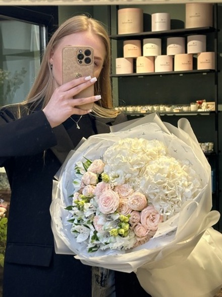 Сборный букет из гортензии, кустовых пионовидных роз и альстромерии