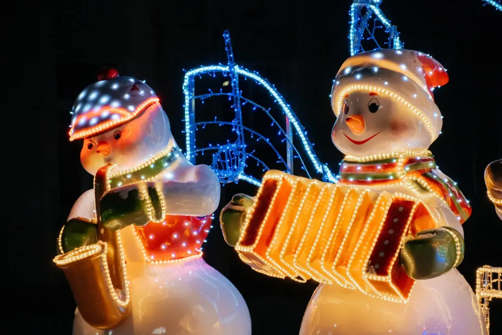 Уличная фигура "Снеговик с саксофоном"