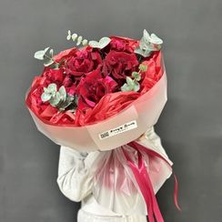 Букет из 5 красных французских роз с эвкалиптом