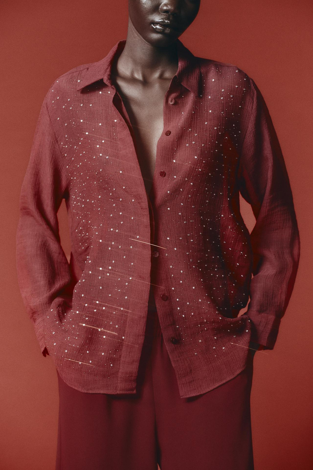 ZARA РУБАШКА БЛЕСТЯЩАЯ, ЦВЕТ БУРГУНДСКОГО ВИНА