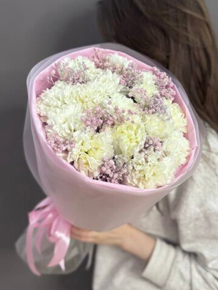 Букет из белых диантусов и розовой гипсофилой