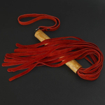 Красная велюровая плеть с деревянной рукоятью - 44 см. (Цвет: красный)