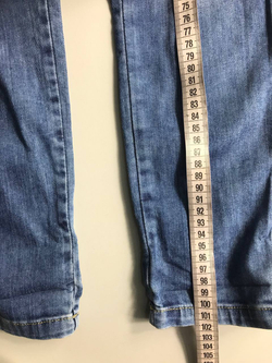 Джинсы украшенные стразами низкой посадки, маркировка 28 визуально на 44 размер, новые