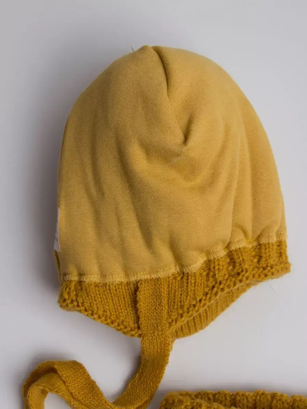 Шапка зимняя для мальчика на завязках и снуд