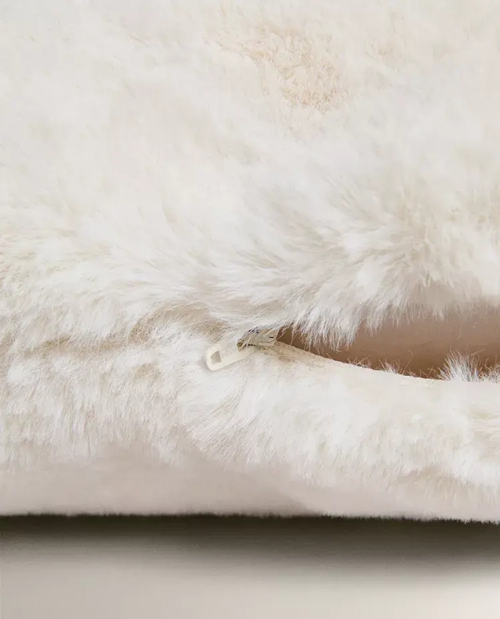 ZARA HOME НАВОЛОЧКА ДЛЯ ДЕКОРАТИВНОЙ ПОДУШКИ ИЗ ИСКУССТВЕННОЙ ШЕРСТИ, ЖЕЛТОВАТО-БЕЛЫЙ