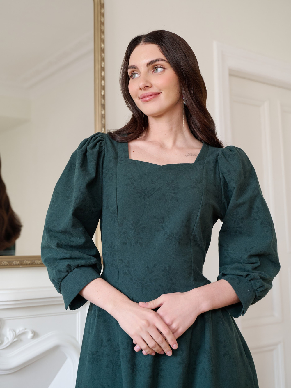 Платье с вырезом-сердечко