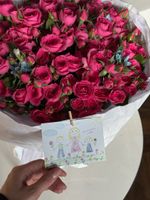 Букет из яркой кустовой пионовидной розы и оксипеталума