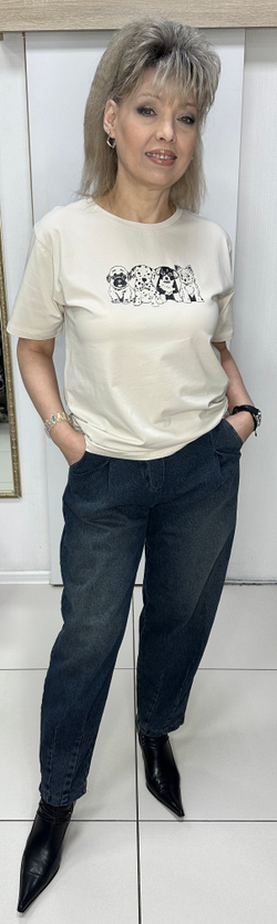 Джинсы-джоггеры темно-синего цвета.