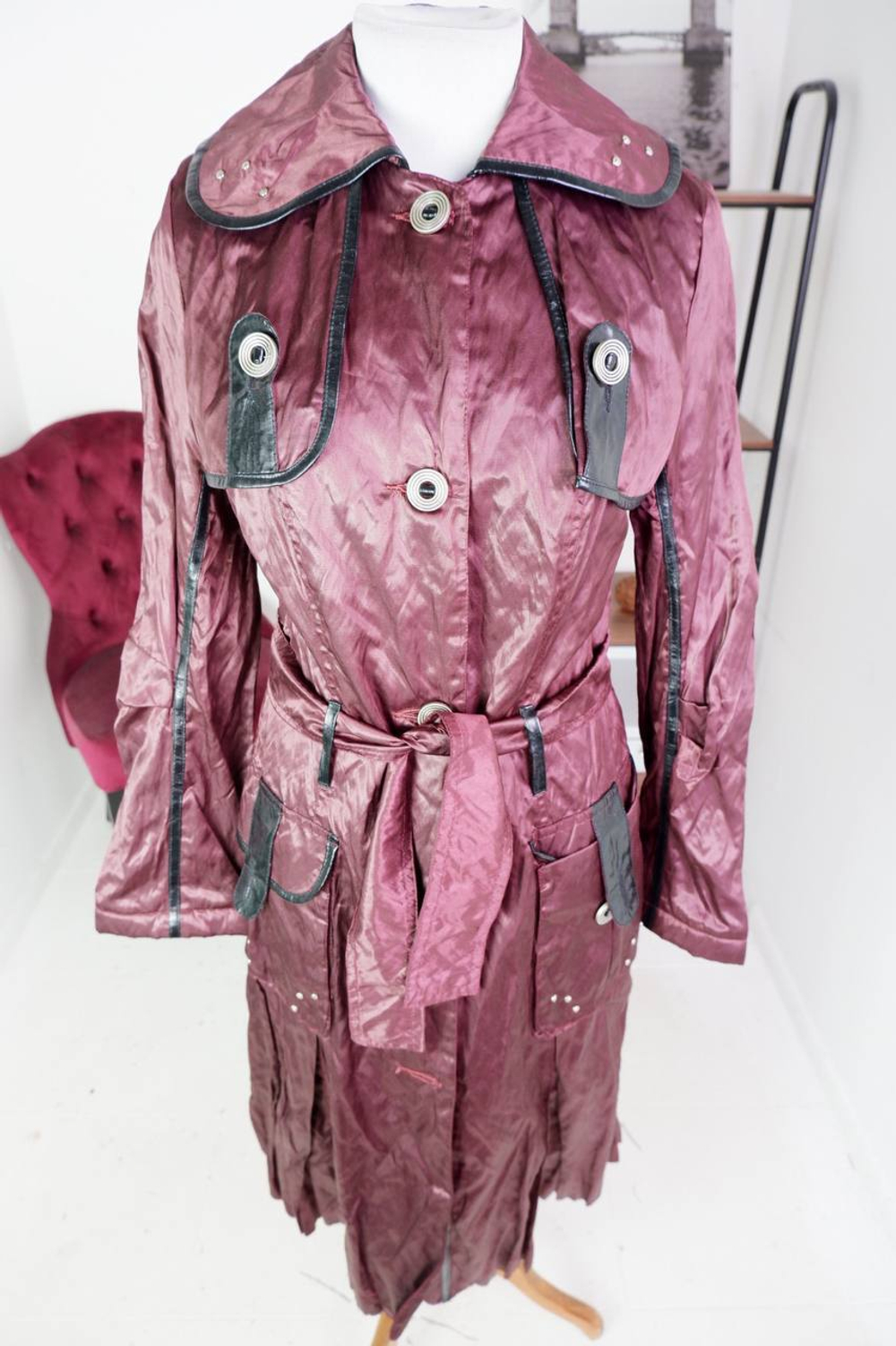 Плащ для яркого образа, визуально на 48 размер