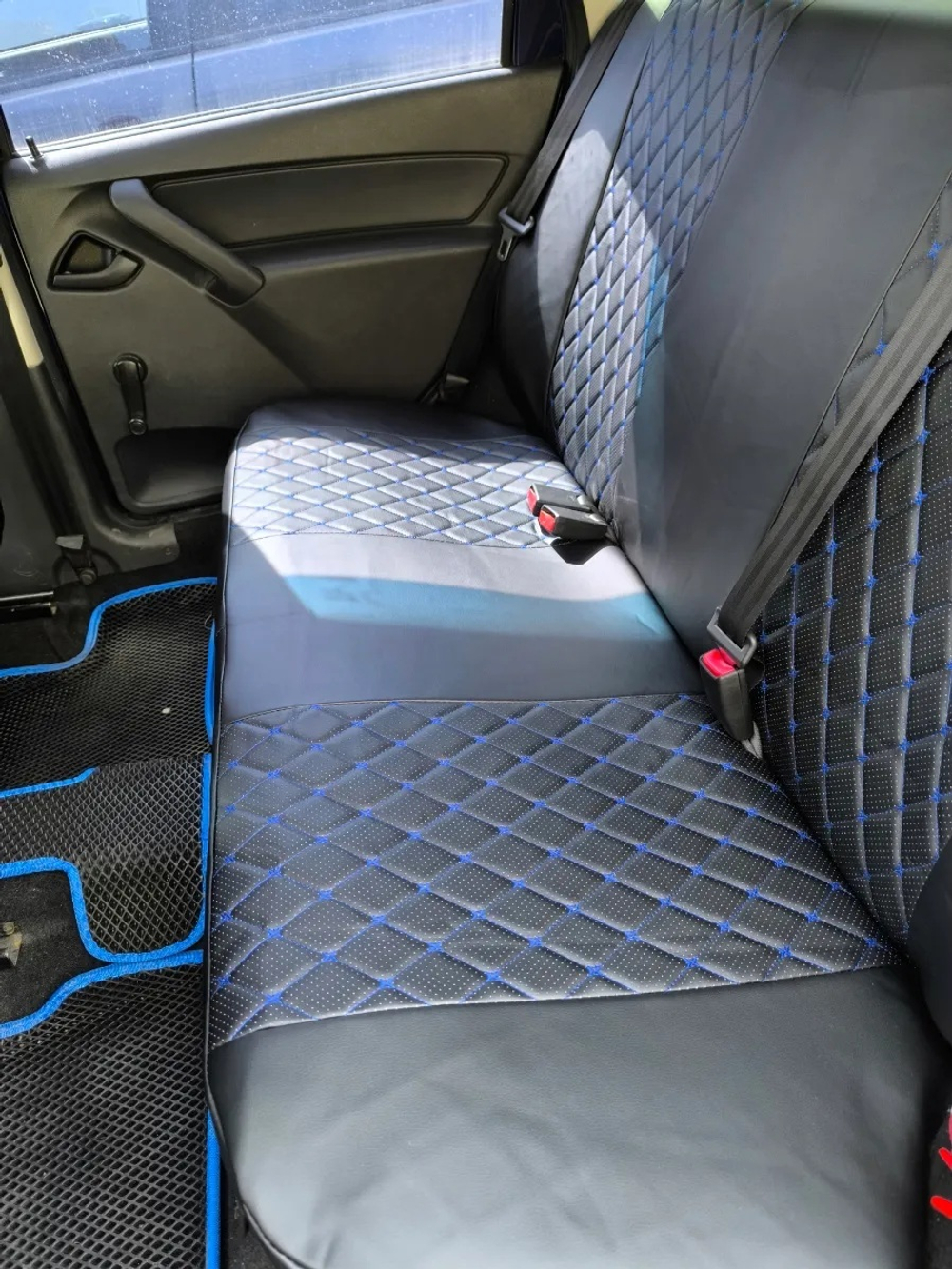 Чехлы на Лада Гранта сплошные сиденья (Ромб бабочка синии нитки)