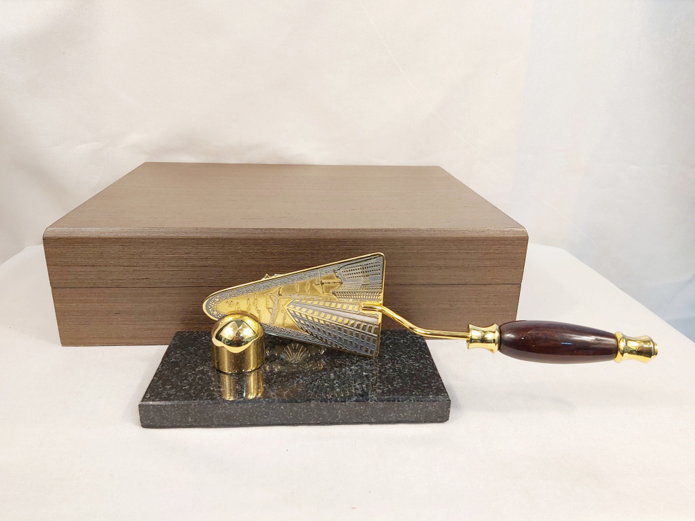 Подарок строителю " Сувенирный мастерок" малый на камне