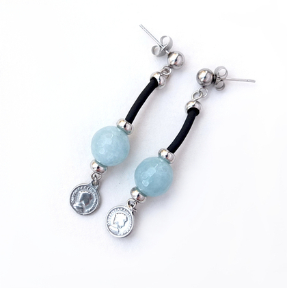 Гвоздики с голубым халцедоном