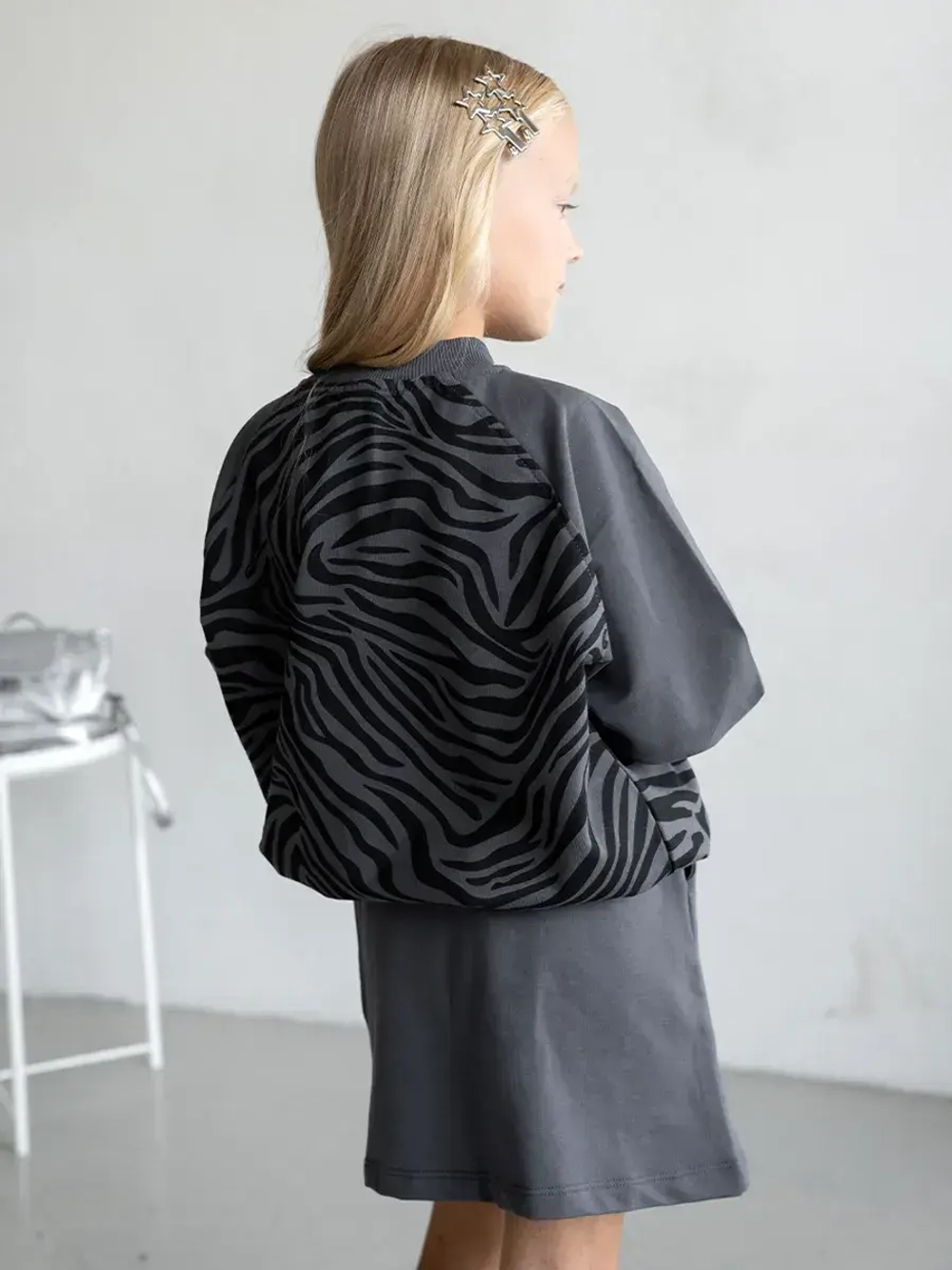 Черный костюм для девочки с юбкой в школу