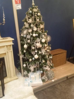 Елка Императрица заснеженная с шишками 425 см., мягкая хвоя, Triumph Tree (73088)