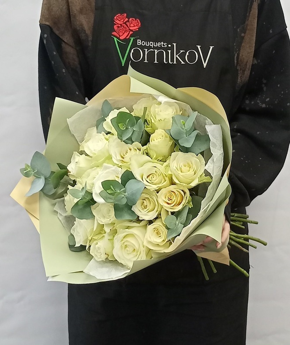 Букет белых роз с эвкалиптом