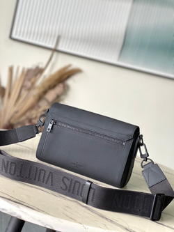 Louis Vuitton Takeoff Messenger PM