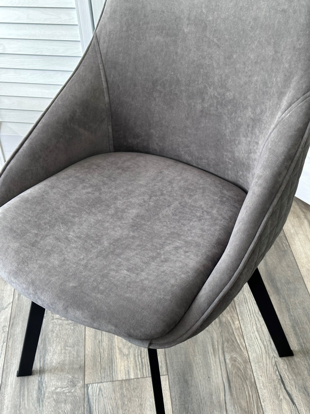 Стул М-City DISAUR Каса (Casa), поворотный на поворотный на 360 градусов, B28 темно-серый, Велюр, Черный каркас