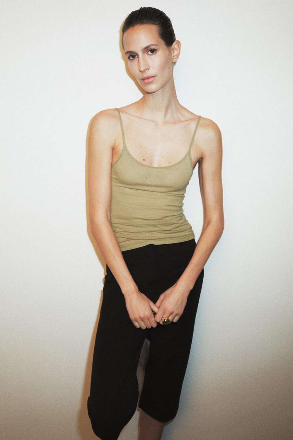 ZARA МАЙКА SUPIMA®, ЦВЕТ ОЛИВКОВОГО МАСЛА