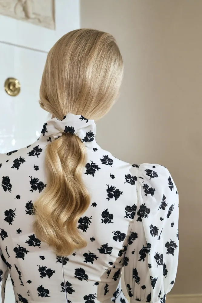 Bruna, резинка для волос из молочного крепдешина с цветочным принтом
