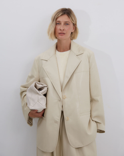 Жакет из искусственной кожи молочный