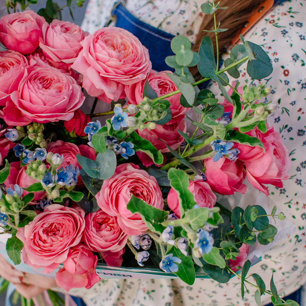 145. Выразительный яркий букет с кустовыми розами и оксипеталумом