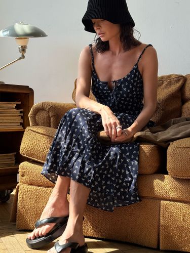 Синее платье в цветочек на бретельках