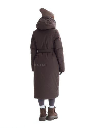 Длинный пуховик темно-шоколадного цвета с поясом