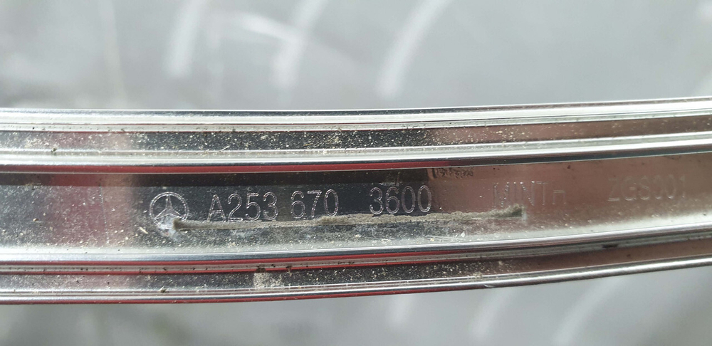 Молдинг стекла заднего правого Mercedes GLC (X253) 15-нв Б/У Оригинал A2536703600