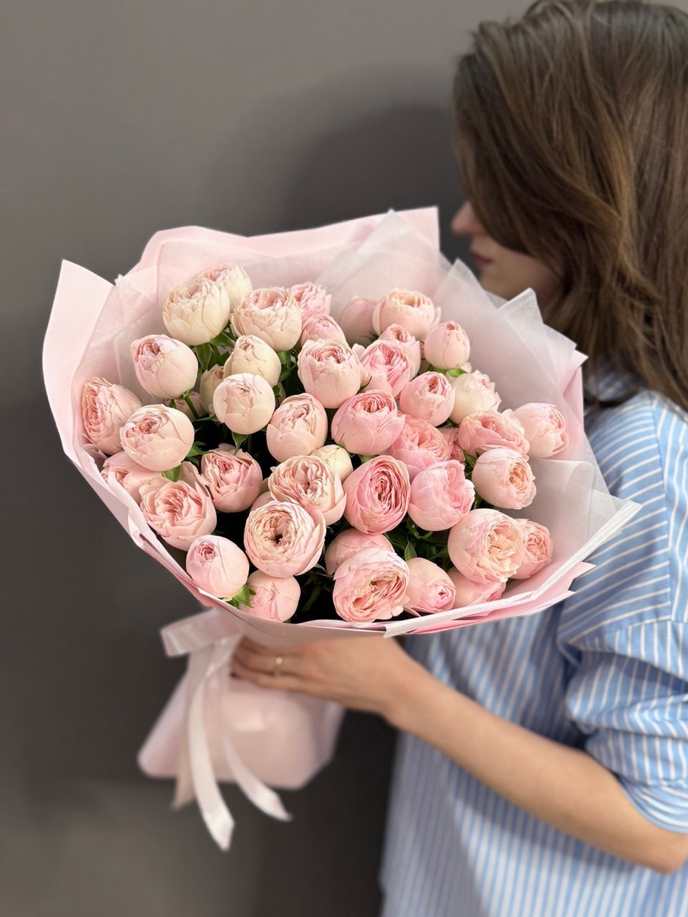 Букет из кустовых пионовидных роз сорта "Mansfield park"