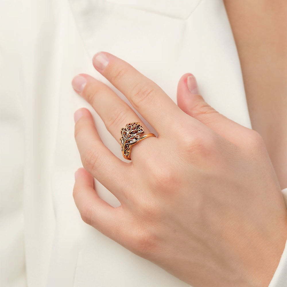 Кольцо «Дубовый лист» из красного золота с гранатами