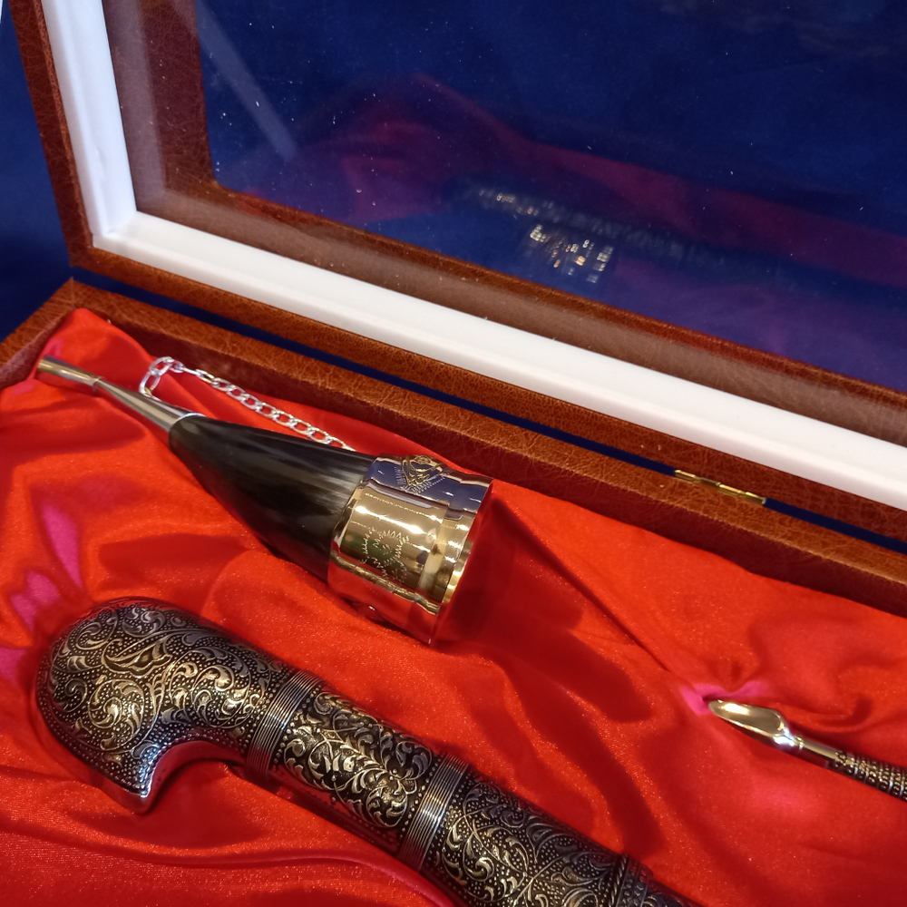 Большой подарочный набор "Кавказ 2" (Шашка казачья, кинжал кавказский, 2 рога для вина)