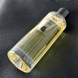 Le Galion Cuir — парфюмерная вода для мужчин и женщин. Изысканный кожаный аромат с мускусом, лилией и ванилью.