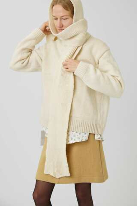 Шарф с капюшоном молочного цвета