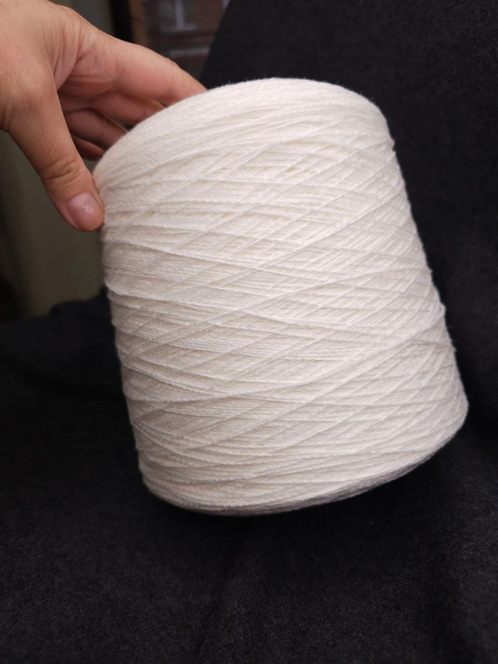 Итальянская бобинная пряжа от производителя Sato Seni Co. LTD art. MOCCI FINE Состав 80% Меринос, 20 % вискоза, Длина 270 м/100 грамм (Молочный)