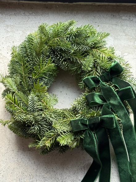 Венок из хвои с бархатными лентами