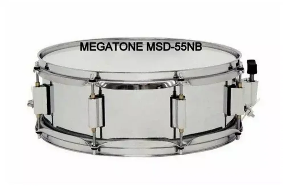MEGATONE MSD-55NB Малый барабан (маршевый), МЕТАЛЛИЧЕСКИЙ корпус, размер 14 х 5,5&quot;. Материал корпуса: металл, полированная поверхность, палочки и ремень в комплекте.
