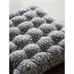 Подушка на стул из хлопка серого цвета с принтом Спелая Смородина из коллекции scandinavian touch, 35х35 см