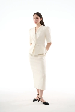 Белый жакет с объемными плечами и баской