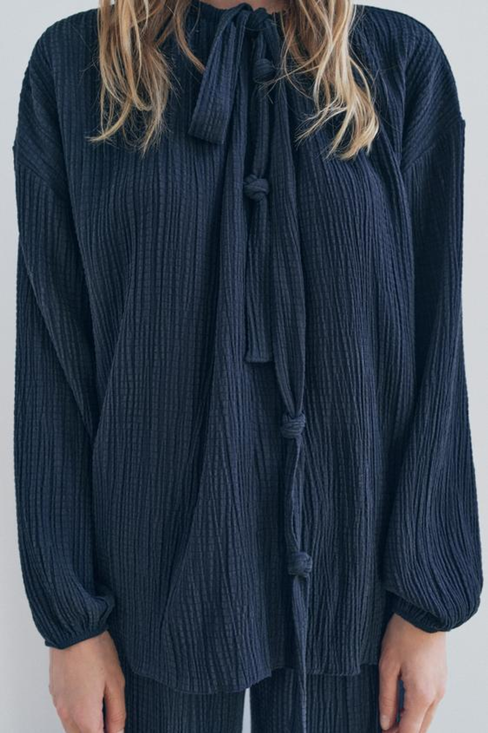 ZARA ТОП ИЗ РЕЛЬЕФНОЙ ТКАНИ С ЗАВЯЗКАМИ, ЗЕЛЕНОВАТО-СИНИЙ