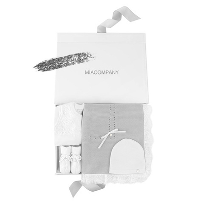 Подарочный набор на выписку из хлопка: плед, комбинезон с кружевом, шапочка и пинетки (Белый/Серый)