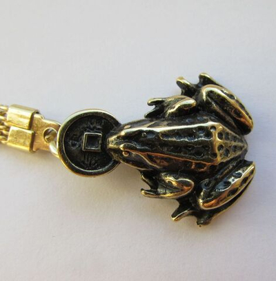 Брелок "Лягушка с монетой" латунь