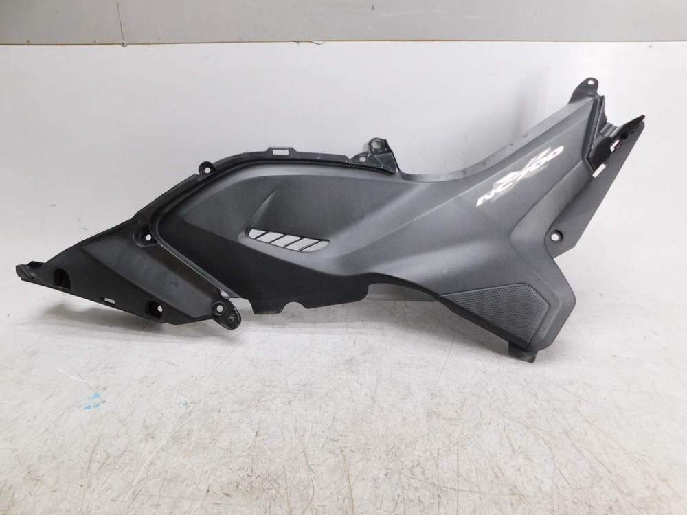 Пластик боковой левый Honda NC700 NC750 83701-MGS-D300