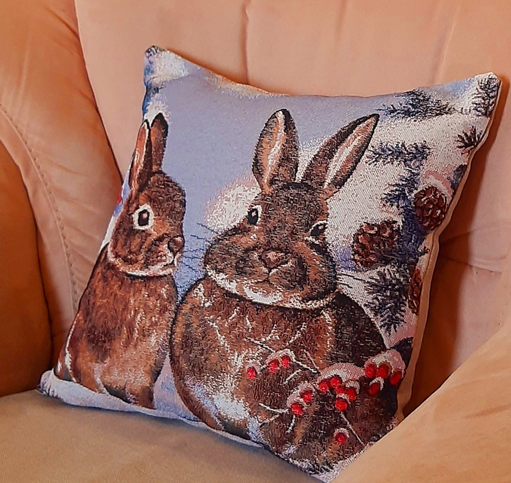 Декоративный гобеленовый чехол для интерьерной подушки Свидание зайчат 38*38