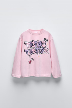 ZARA ЛОНГСЛИВ С ПРИНТОМ «ГРАФФИТИ», РОЗОВЫЙ