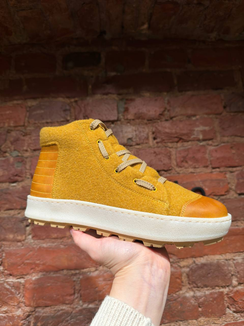 AIRSHOES mustard sherst nubuck